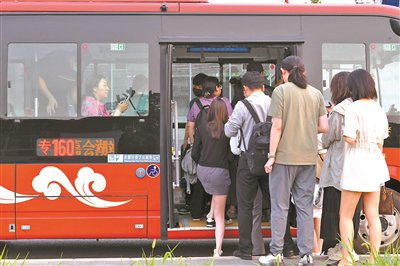 专160路公交车已经成为附近社区居民的出行刚需 摄影/本报记者 付丁