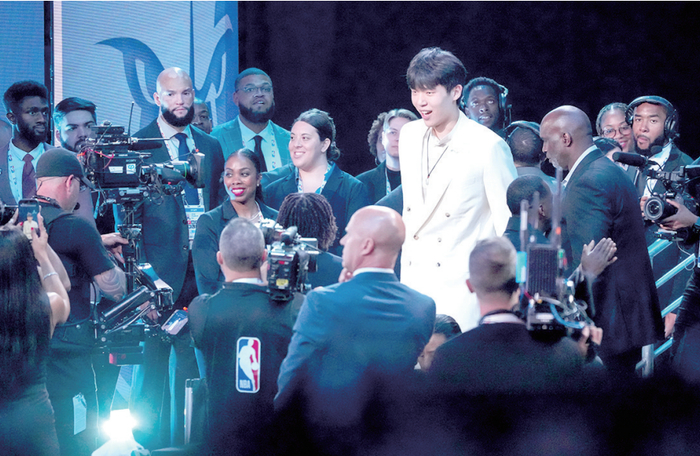 杨瀚森在新秀选拔大会现场登上中央舞台。新华社照片