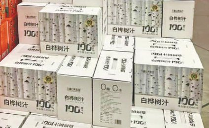 北京某超市销售的白桦树汁产品。 孟刚/摄