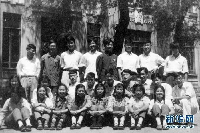 ▲20世纪50年代新调入哈尔滨工业大学物理教研室的25名青年教师的合影