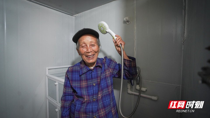 86岁的龙梅香嬷嬷住的百年老宅通上了自来水。