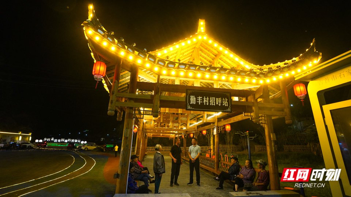 夜幕降临，老人们聚在勤丰村数字化治理平台旁的凉亭里聊天。