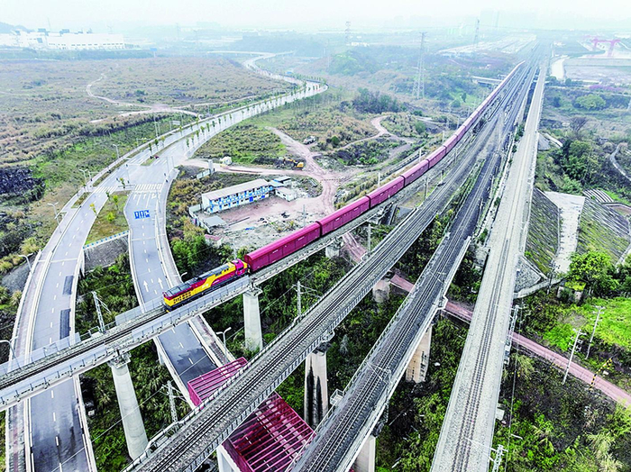     “重庆造”整车专列在重庆鱼嘴站顺利发车 新华社发