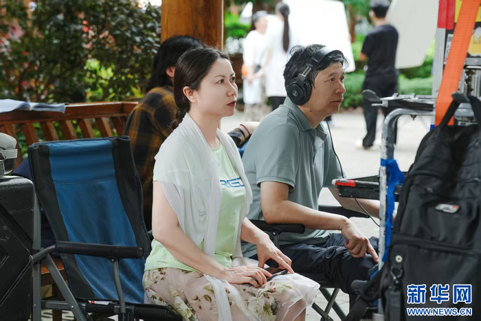 制片人和导演在片场工作。新华网发（《情定养老院》剧组供图）