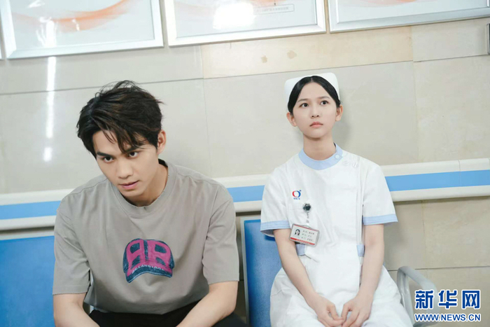 这是剧照。新华网发（《情定养老院》剧组供图）