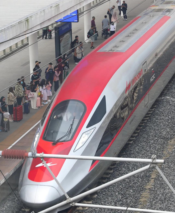 19日，在印度尼西亚帕达拉朗，乘客在雅万高铁帕达拉朗站候车。岑云鹏摄（新华社）