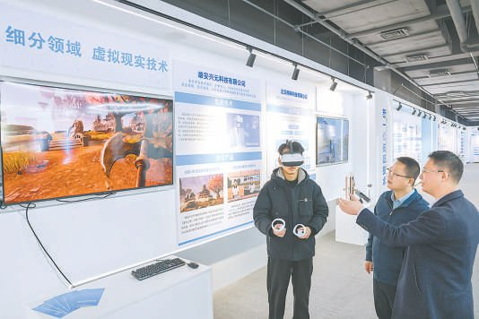 来自海淀区的挂职干部王文彦（右二）走访雄安新区中关村科技园重点企业。本报记者 邓伟 摄