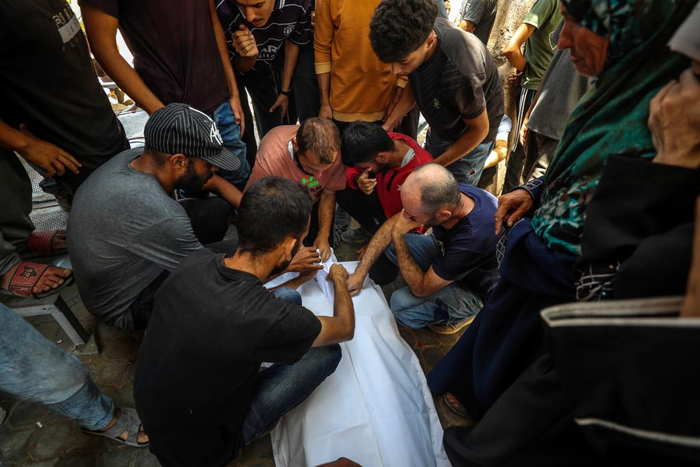 　　6月25日，巴勒斯坦人在加沙城一所医院悼念以军袭击中的遇难者。新华社发（马哈茂德·扎基摄）