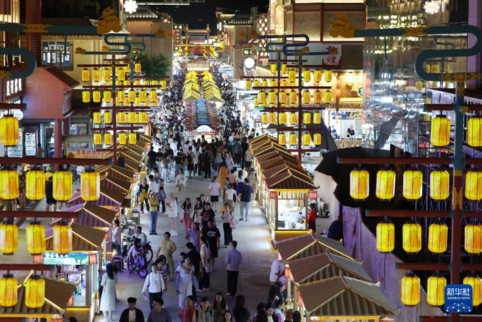 6月26日晚，游客在敦煌夜市游览。新华社记者陈斌摄