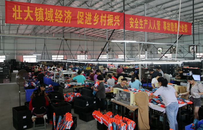仁化董塘镇乡村振兴车间旭东玩具厂。张伟 摄