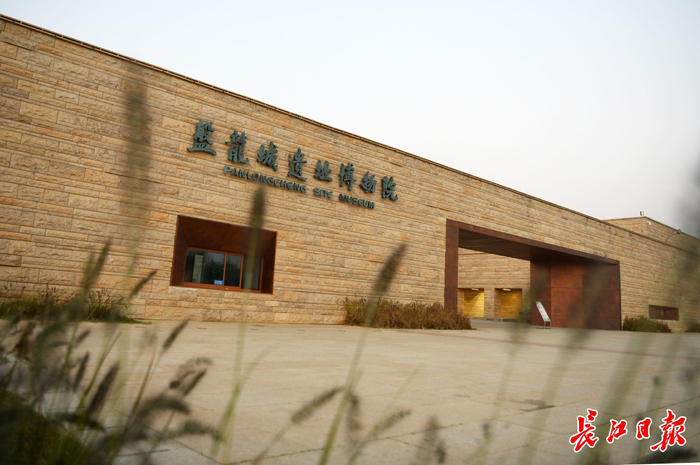 盘龙城遗址博物院一角。记者金振强 摄