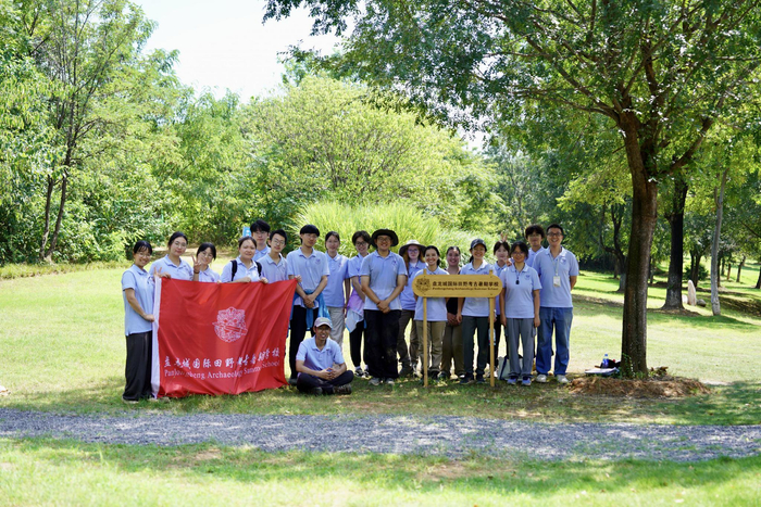 盘龙城国际田野考古暑期学校师生合照，右一为孙卓。孙卓供图