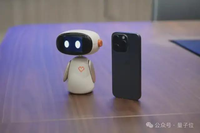 △珞博智能初代桌面机器人