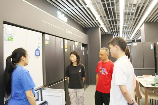 重庆忠县市民在商场选购家电。（伯华 摄）