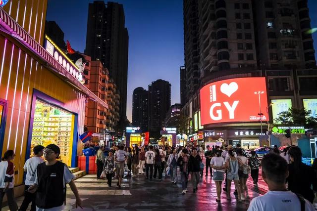 6月24日，市民和游客在贵阳市青云路步行街散步游览。新华社记者齐健 摄