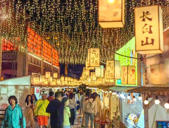 6月17日，游客在二道白河镇的云顶市集游玩。新华社记者王帆 摄