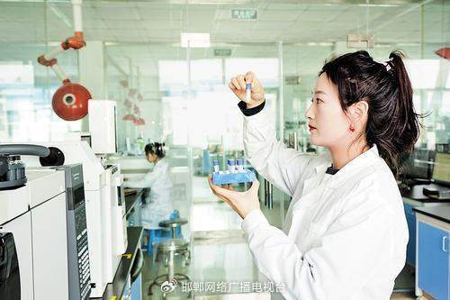 6月10日，晨光生物科技集团股份有限公司研发人员正在检测植物成分。李卫国摄