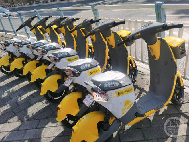 街头摆放着共享电单车 受访者供图