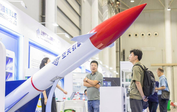 在武汉中国星谷举行的航天成果主题展吸引众多市民驻足。（资料图片）