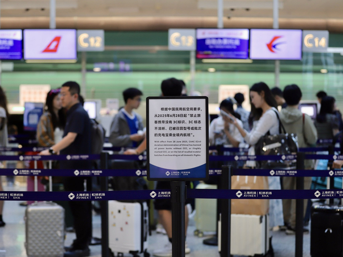 6月28日，上海虹桥国际机场T2航站楼值机柜台增设“充电宝新规”告知牌。新京报贝壳财经记者俞金旻 摄