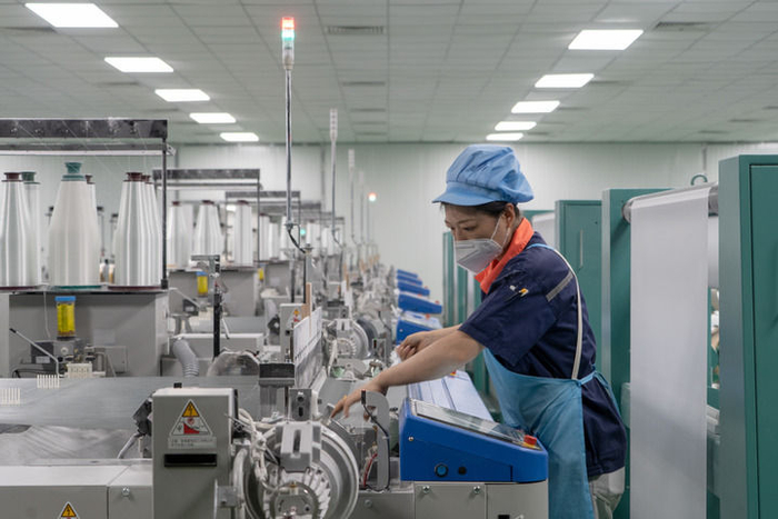 　　这是元源新材料公司下游企业江西星科电子基材有限公司生产车间（6月17日摄）。新华社记者 郭杰文 摄