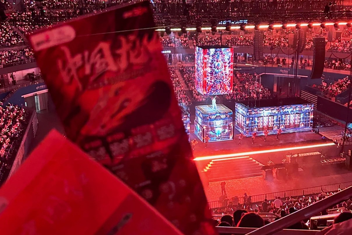 　　粉丝们在演唱会上现场刮彩票 受访者供图