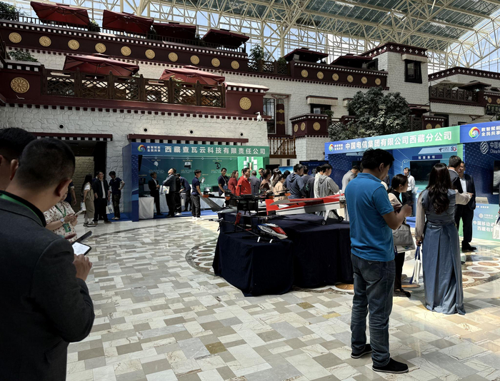 图为是民群众在数字技术应用主题体验展区参观体验。