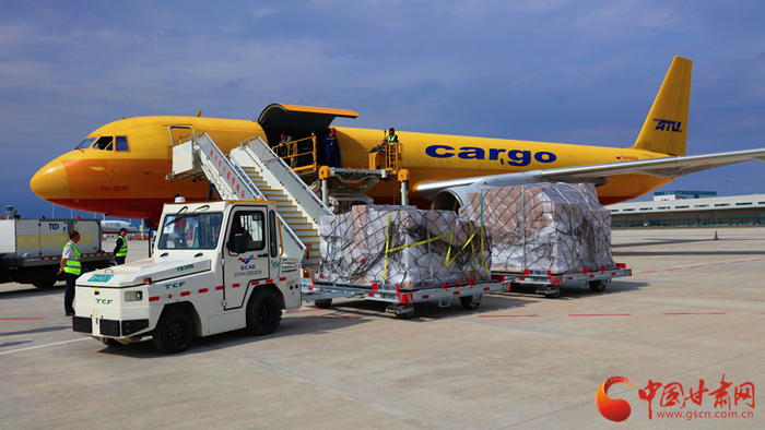 TU-204型货运飞机装载货物。岳千惠 摄