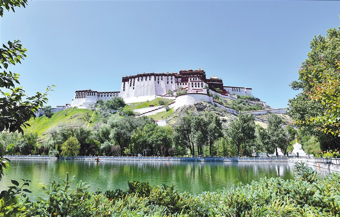 图为绿意盎然的宗角禄康公园（摄于2025年6月26日）。记者 旦增兰泽 摄