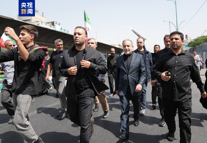 △伊朗外交部长阿拉格齐（右二）