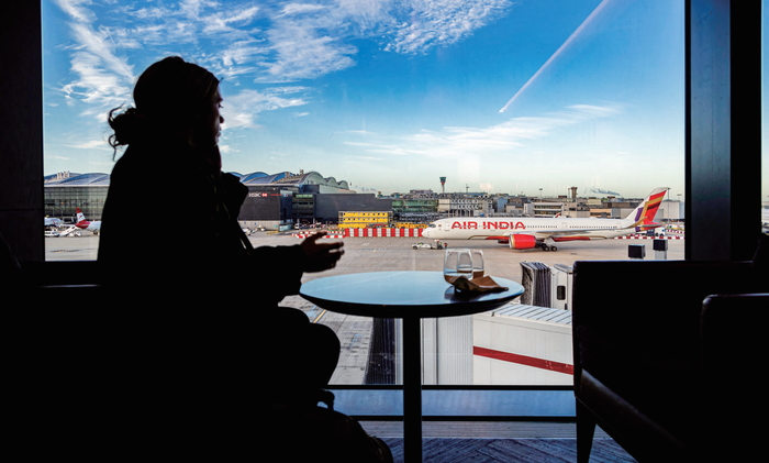 停靠在英国伦敦希思罗机场的一架印度航空公司的空中客车A350-900飞机。图/法新