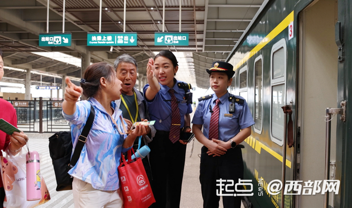 工作人员为游客提供帮助