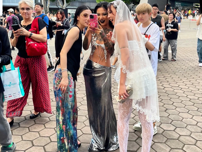 　　KK和全球各地的粉丝一起合照 　受访者供图