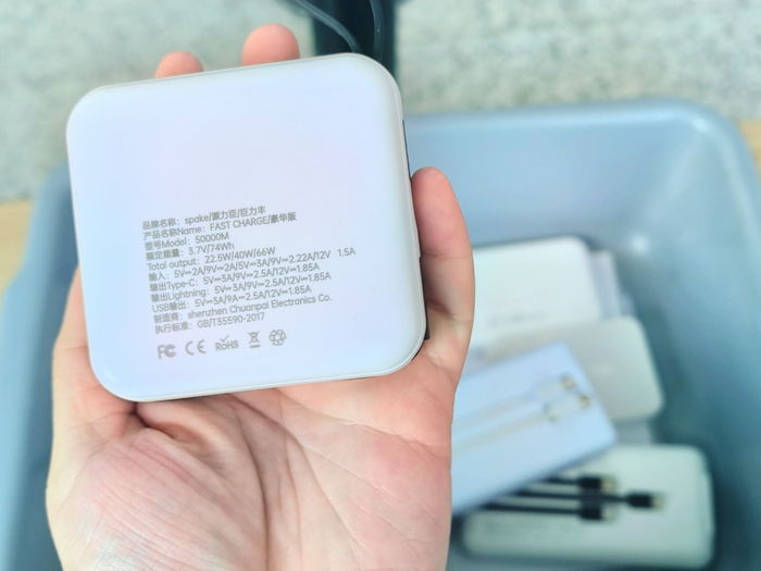 6月28日，上海虹桥国际机场T2航站楼入门安检处充电宝自弃筐内已有大量自弃充电宝。新京报贝壳财经记者俞金旻 摄