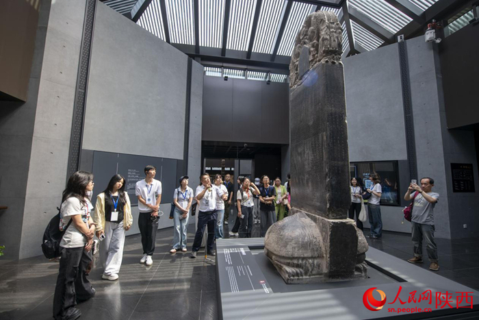 游客在西安碑林博物馆参观游览。人民网记者翁奇羽摄