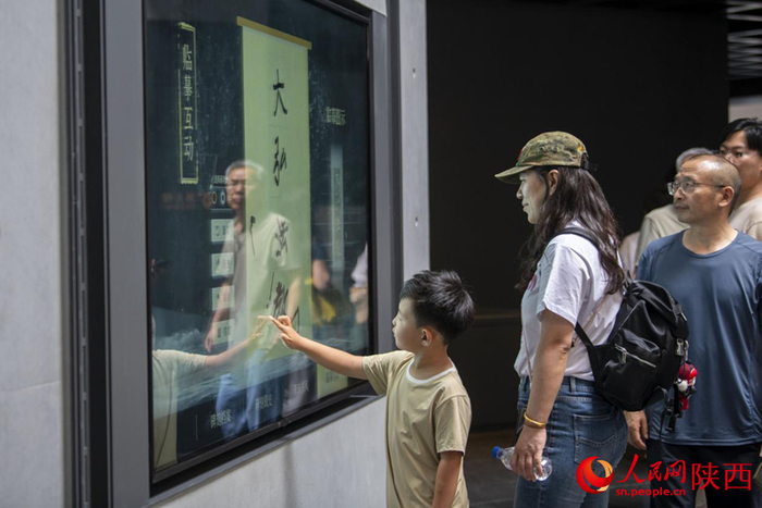 西安碑林博物馆内，小朋友体验临摹互动装置。人民网记者翁奇羽摄