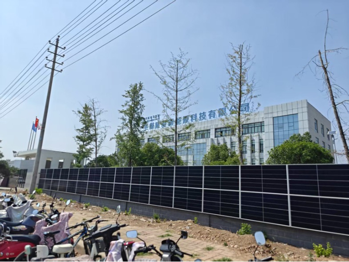 （平煤隆基厂区外围 财联社记者摄）