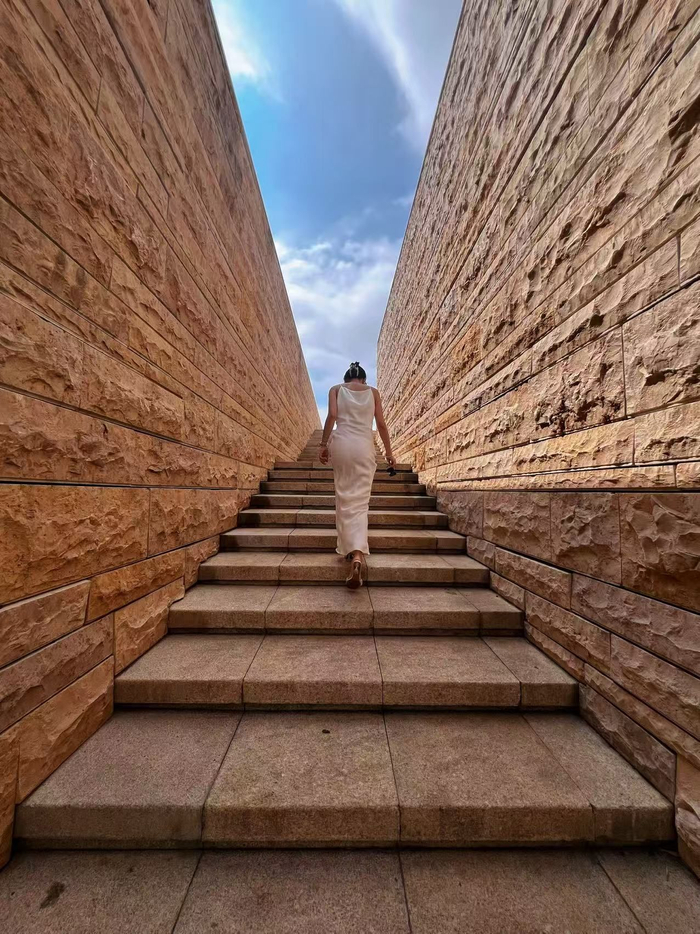 游客喜欢在盘龙城遗址博物院一侧的台阶拍照打卡。肖颖欢供图