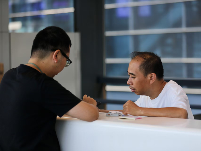 6月28日，上海虹桥国际机场T2航站楼快递柜台有旅客正在寄充电宝。新京报贝壳财经记者俞金旻 摄