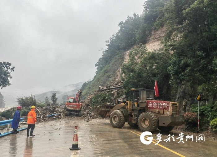 突击队正在全力开展公路抢通工作