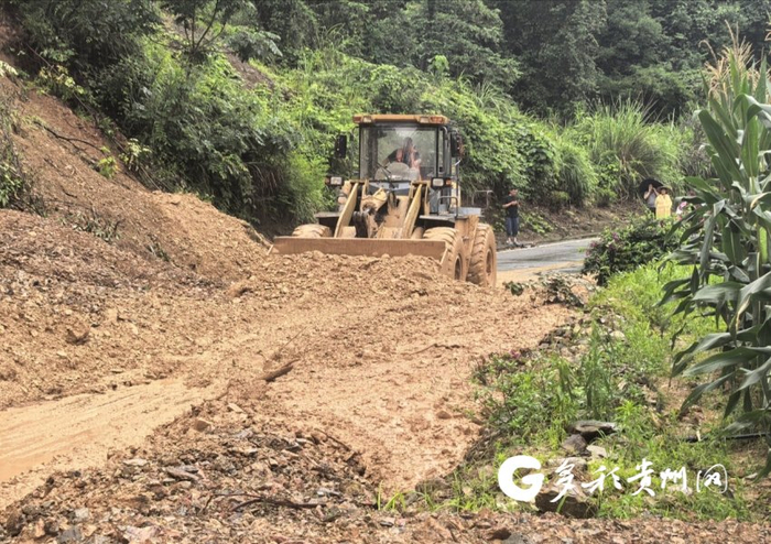 突击队正在全力开展公路抢通工作