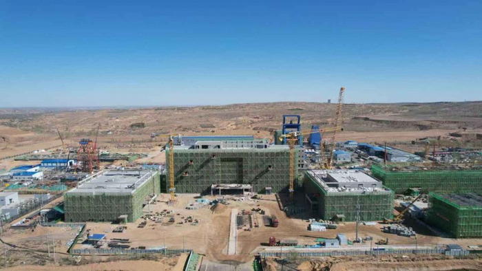 图：海则滩煤矿建设施工现场 确保如期建成投产