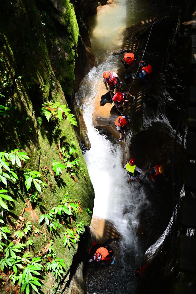 游客在金刀峡景区体验溪降。（秦廷富 摄）