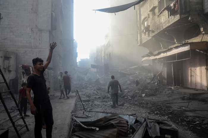 　　6月27日，民众在加沙城查看以军袭击后的废墟。新华社发（里泽克·阿卜杜勒贾瓦德摄）