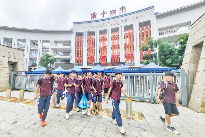     中考结束，八年级考生走出考点。    本报记者叶子榕 摄