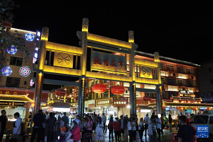 6月26日晚，游客在敦煌夜市游览。新华社记者陈斌摄