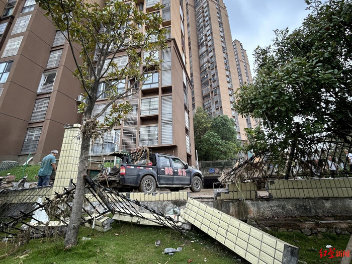 ▲小区围栏被洪水冲倒