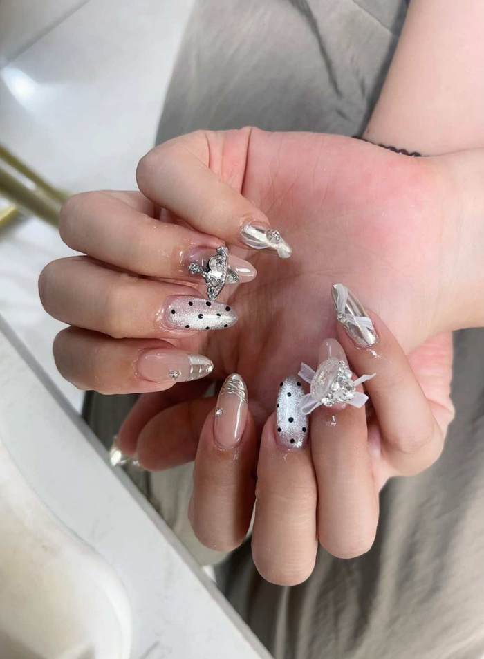 能任意贴钻的59元美甲 图/王涵艺 摄