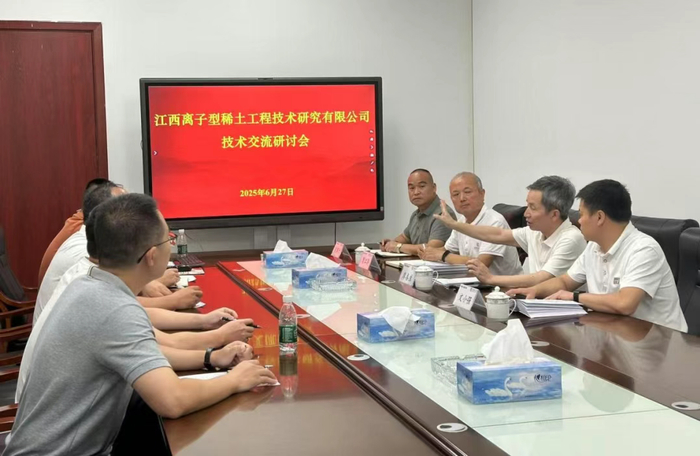 图右抬手者为廖春生   图片来源：中国稀土集团公众号