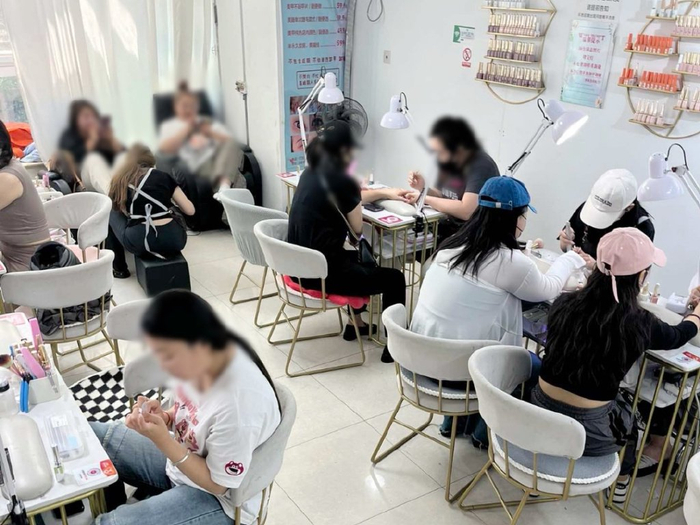 座无虚席的自助美甲店 图/王涵艺 摄